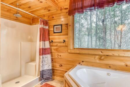 Вилла The Great Escape - Min From Parkway With Hot Tub Гатлинбург Экстерьер фото
