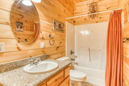 Вилла The Great Escape - Min From Parkway With Hot Tub Гатлинбург Экстерьер фото