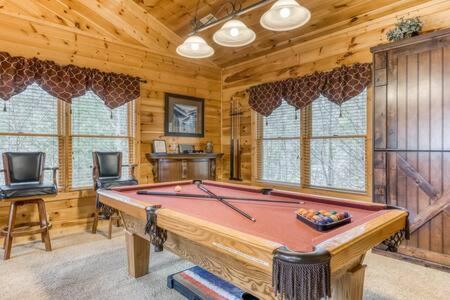 Вилла The Great Escape - Min From Parkway With Hot Tub Гатлинбург Экстерьер фото