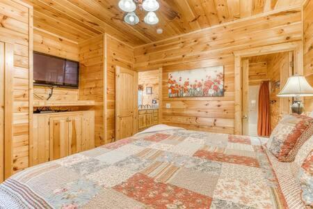 Вилла The Great Escape - Min From Parkway With Hot Tub Гатлинбург Экстерьер фото
