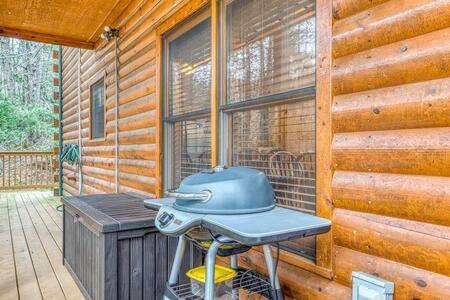Вилла The Great Escape - Min From Parkway With Hot Tub Гатлинбург Экстерьер фото