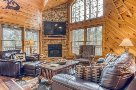 Вилла The Great Escape - Min From Parkway With Hot Tub Гатлинбург Экстерьер фото