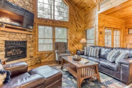 Вилла The Great Escape - Min From Parkway With Hot Tub Гатлинбург Экстерьер фото