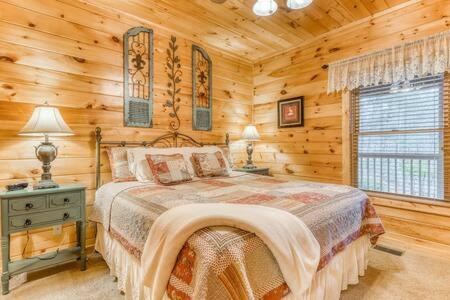 Вилла The Great Escape - Min From Parkway With Hot Tub Гатлинбург Экстерьер фото